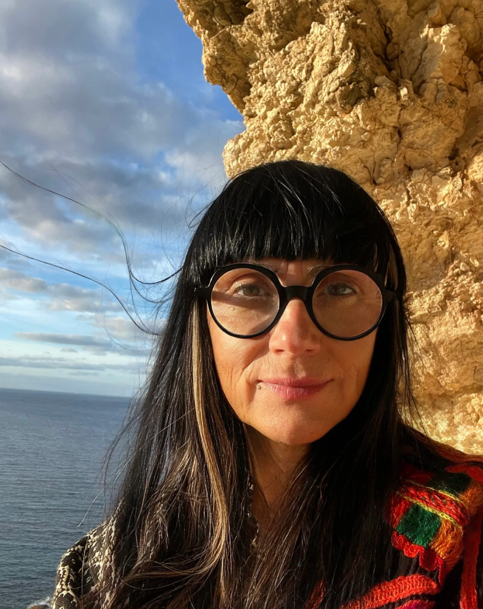Małgorzata przy skalnym wybrzeżu i morzu na Gozo
