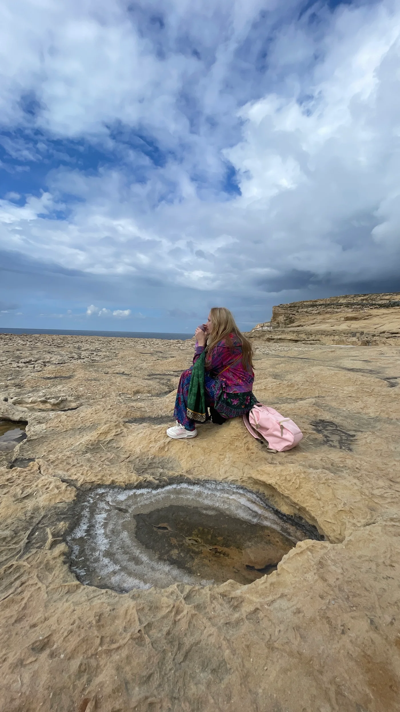 Małgorzata siedząca na skalistym wybrzeżu Gozo