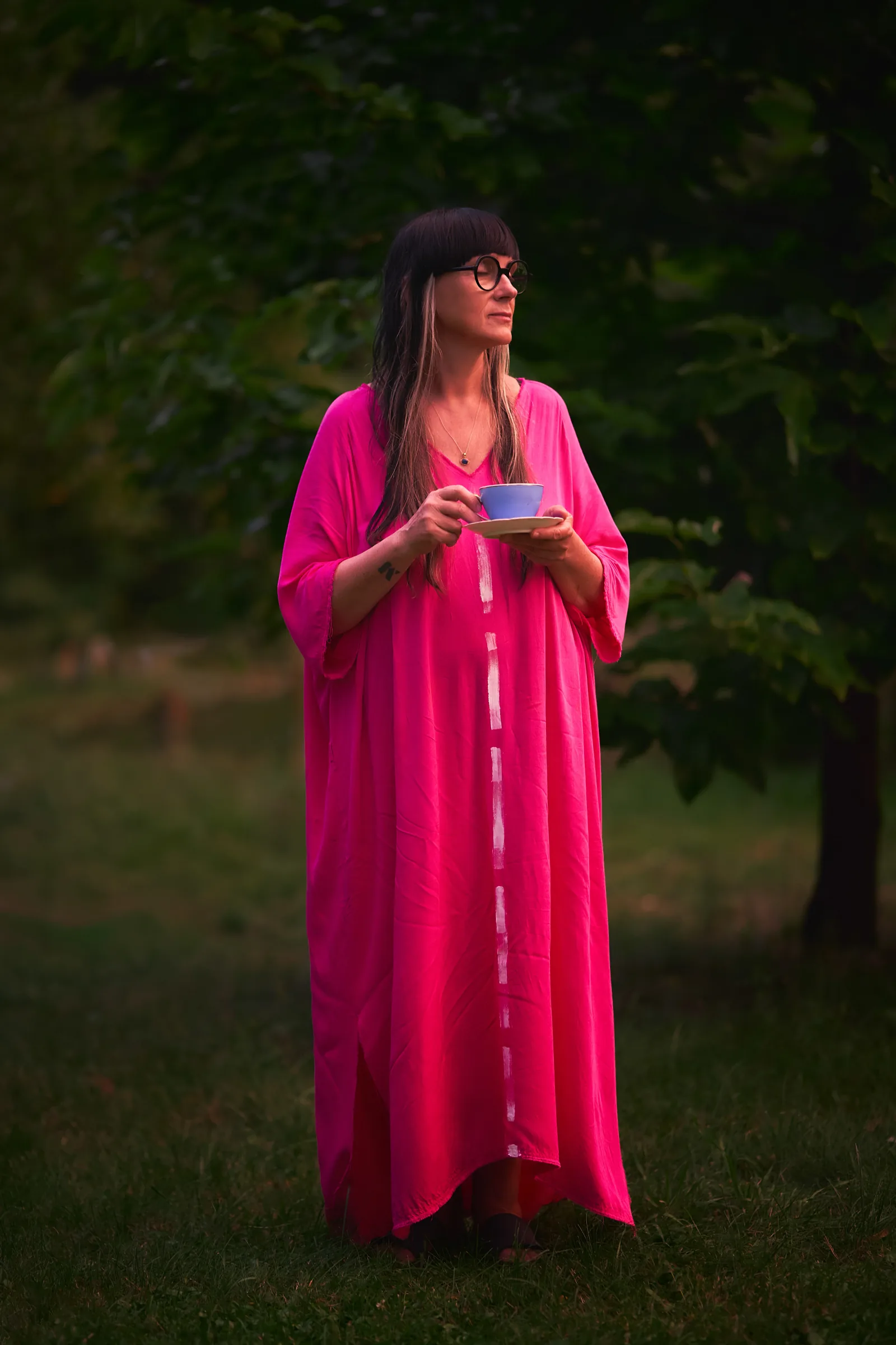 Małgorzata Marczewska w różowej sukni w ogrodzie