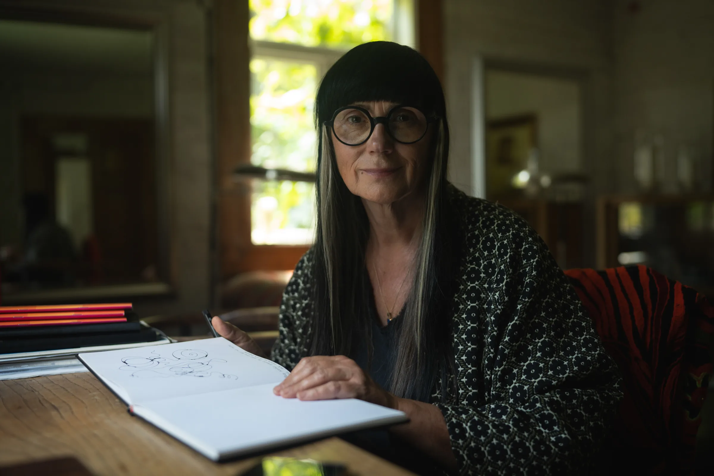 Małgorzata Marczewska przy stole z notatkami